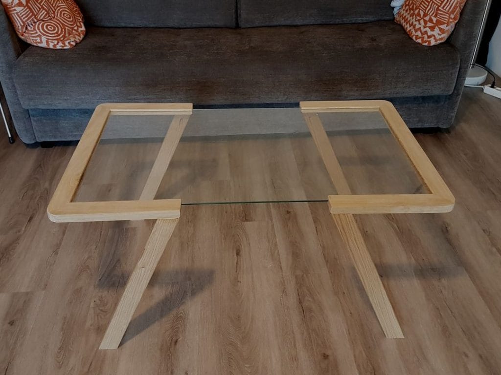 Table basse moderne en bois clair et plateau en verre transparent