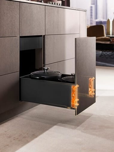 Tiroir de cuisine Blum Legrabox avec système Bluemotion, façade bois foncé