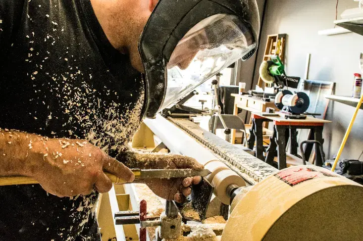 Jules de l'atelier Castor Craft entrain d'usiner une piece de bois