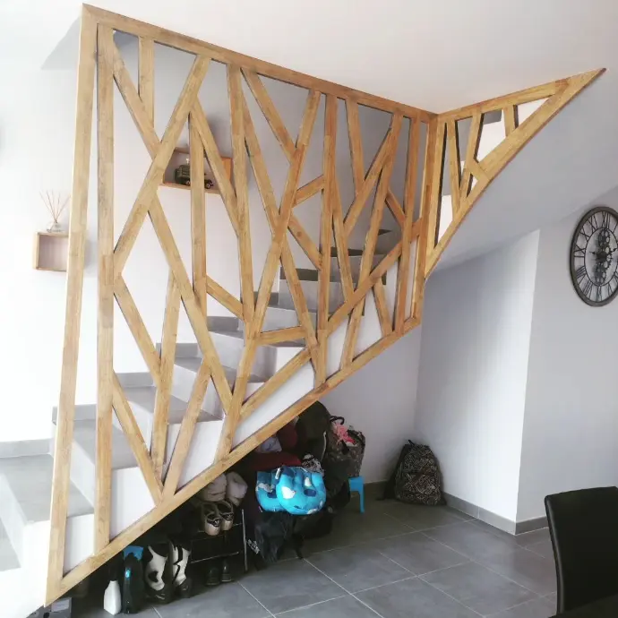 Claustra en bois sur mesure installé dans un escalier à Marseille