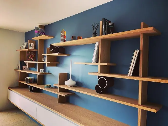 Bibliothèque murale en bois sur mesure avec meuble TV intégré à Marseille