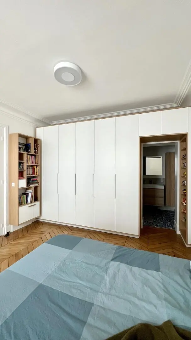 Dressing sur mesure en bois clair avec rangements intégrés à Marseille