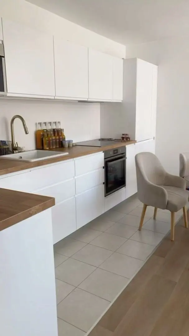 Cuisine d'angle sur mesure bois et melaminé blanc