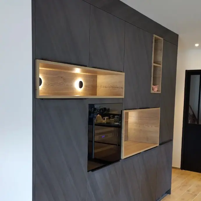 Cuisine sur mesure avec étagères ouvertes et crédence en bois à Plan-de-Cuques