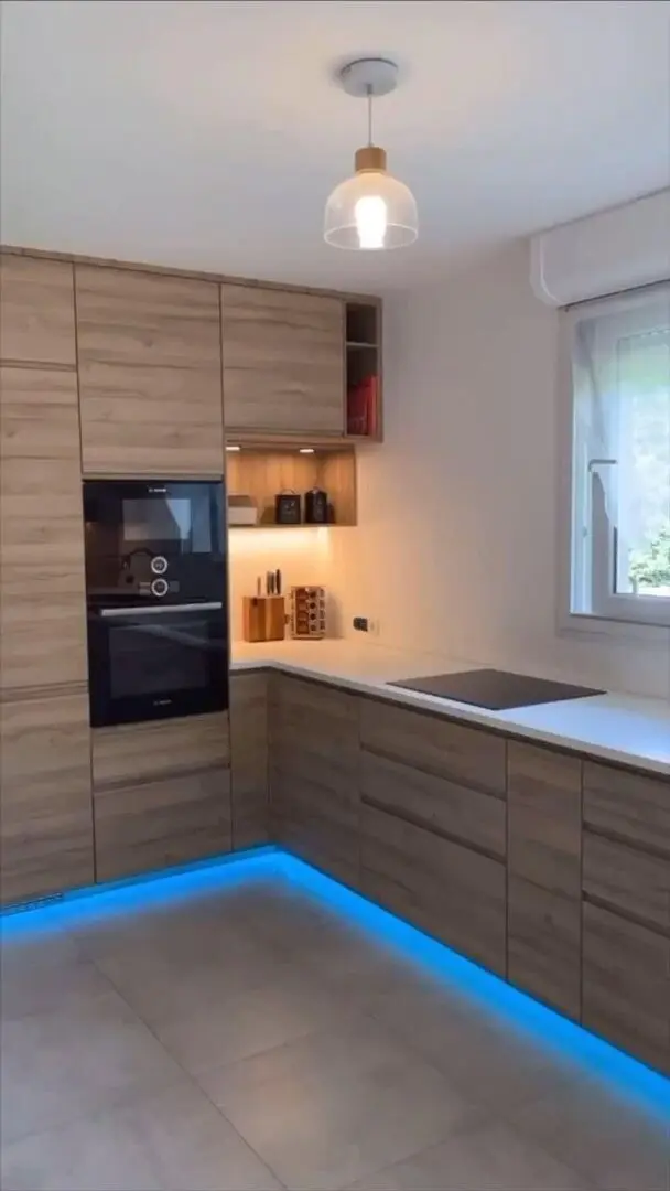 Cuisine bois avec neon led bleu sous plinthe à Marseille 13012