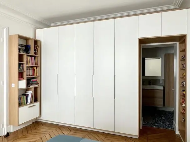 Rangements sur mesure en bois clair dans une chambre à Allauch