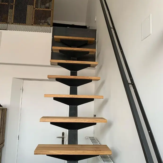 Marche d'escalier en bois massif sur structure metal à Plan de Cuques
