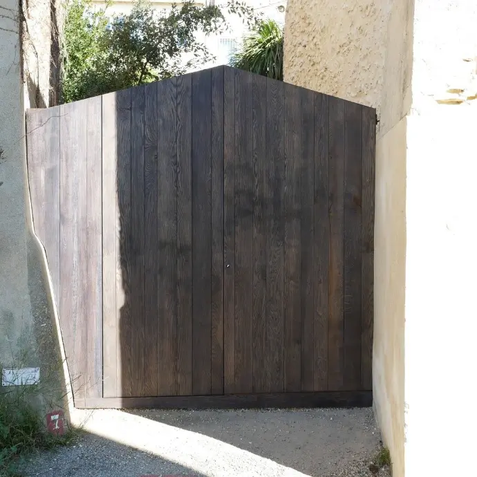 Porte extérieure de jardin en bois massif sur mesure à Marseille