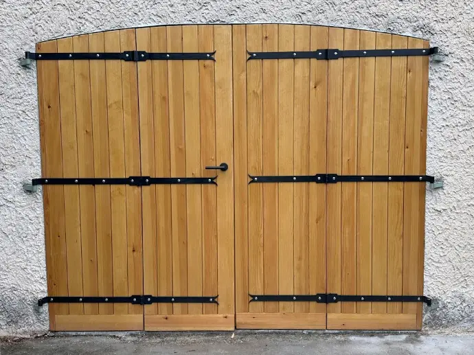 Porte de garage demi rond bois massif lasuré à Marseille 13