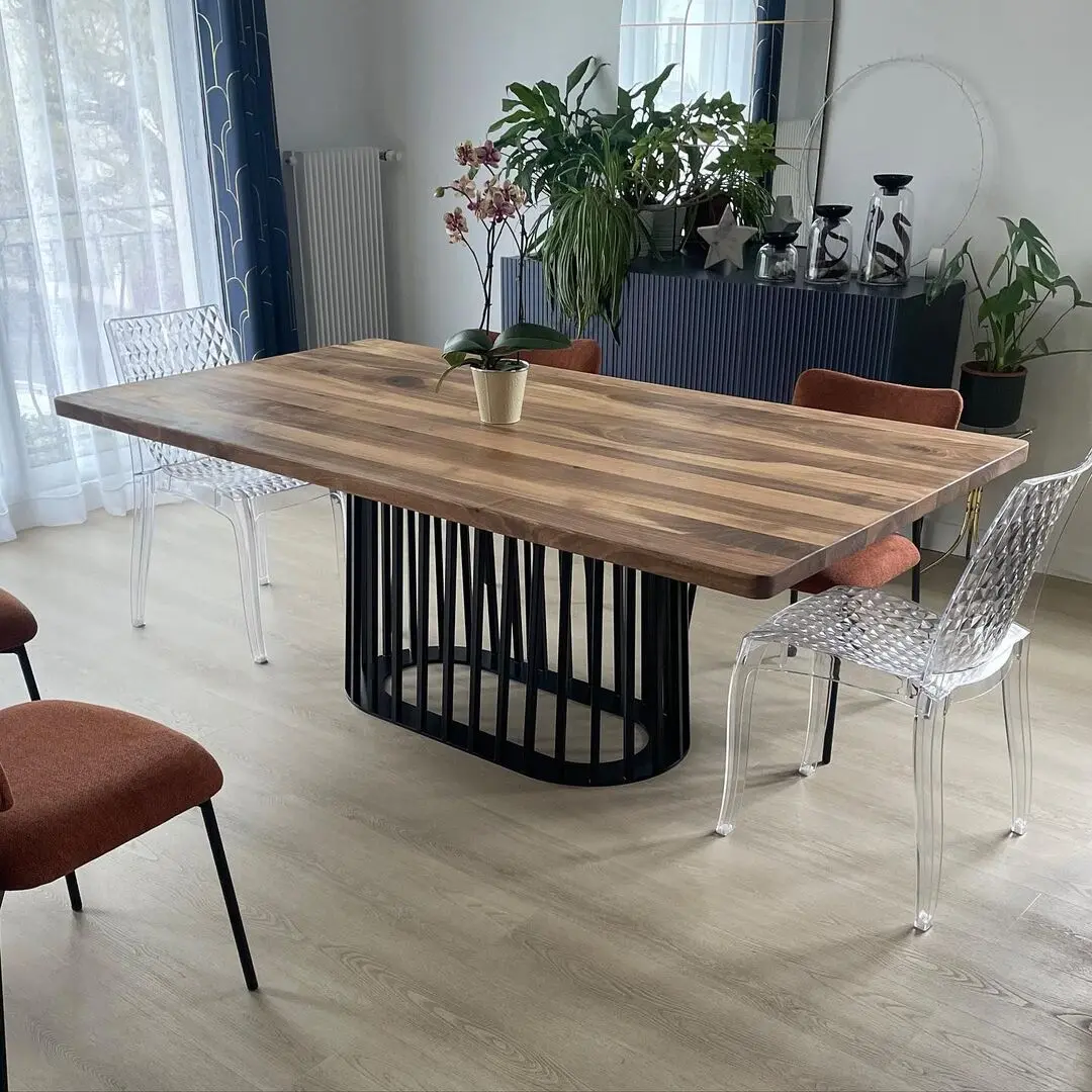 Table design bois massif sur mesure avec pied metal à Marseille