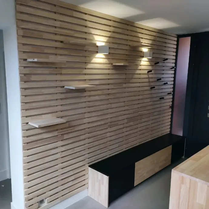 Etagères encastrée dans claustra bois horizontal à Marseille