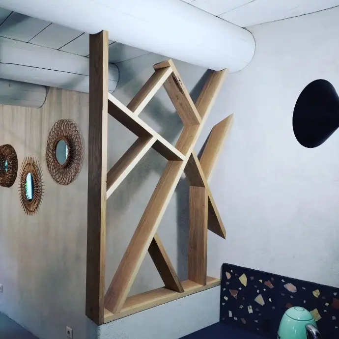 Claustra intérieur en bois ajouré séparant une entrée d'un salon à Allauch