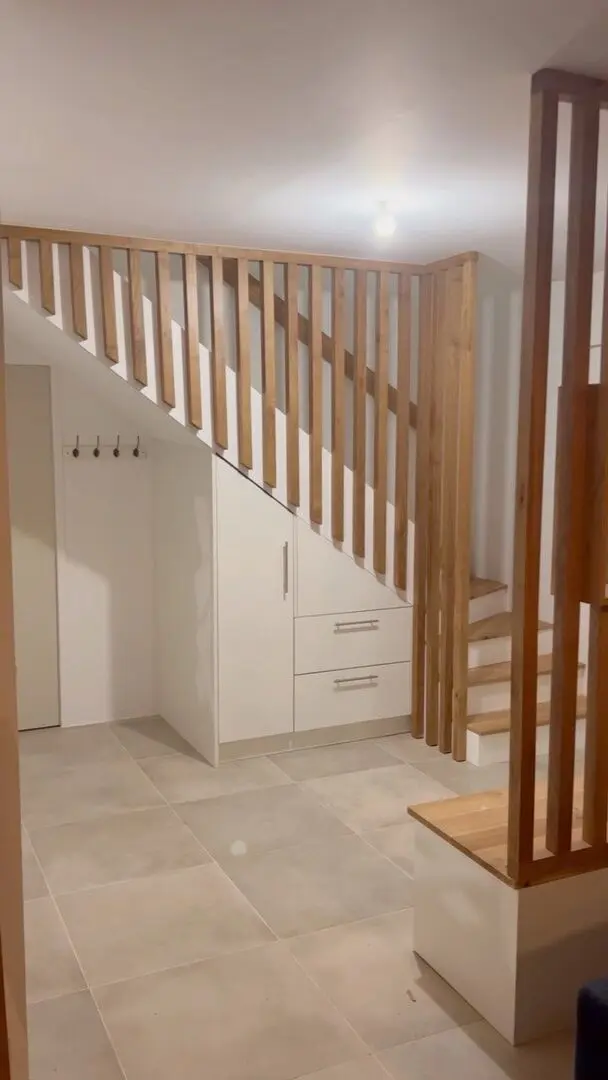 Claustra sur mesure dans escalier quart tournat en bois clair à Marseille 13e