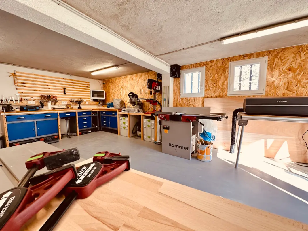 Atelier de menuiserie Castor Craft à Marseille avec établis et machines à bois