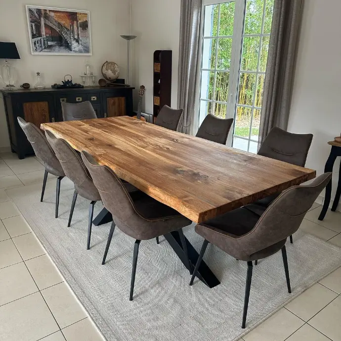 Table bois massif à Plan de Cuques