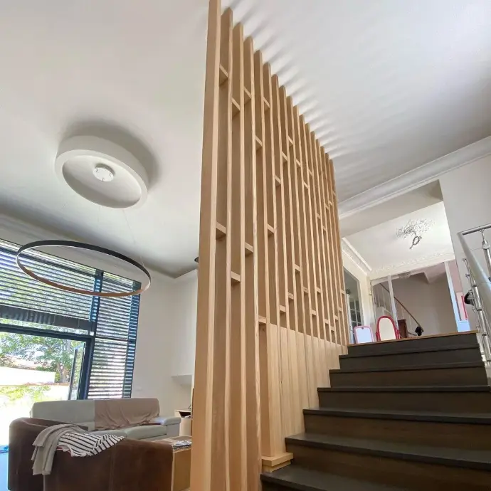 Claustra en bois design installé le long d'un escalier à Marseille 12e