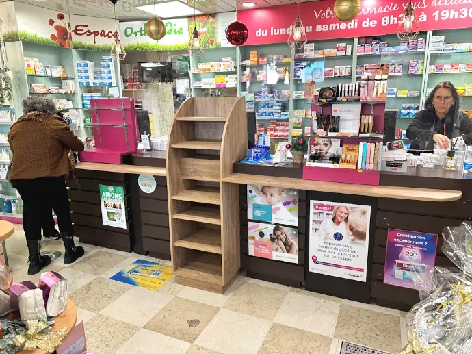 Banque d'accueil en bois dans une pharmacie