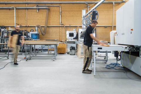 Menuisier dans son atelier pour meuble sur mesure