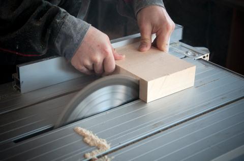 Atelier de fabrication artisanale de meubles sur mesure à Marseille 13e