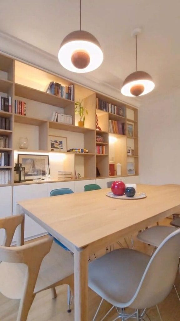 Bibliothèque sur mesure en bois avec niches décoratives et rangements bas fermés