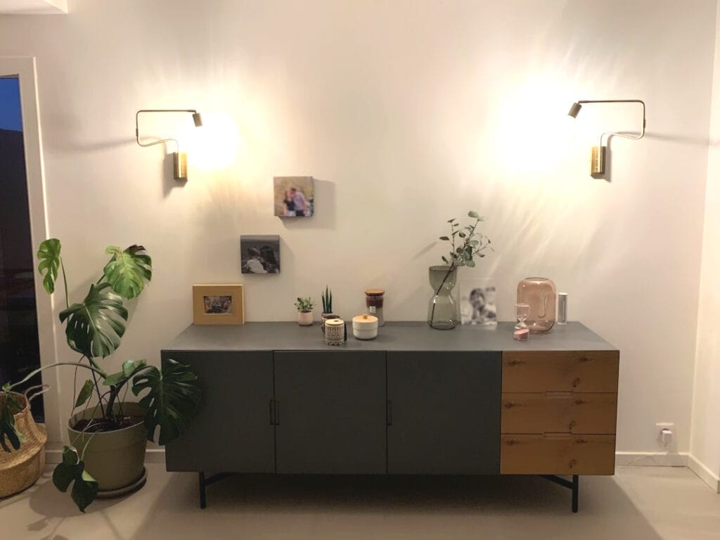 Buffet en bois sur mesure avec façades gris anthracite et tiroirs en bois naturel