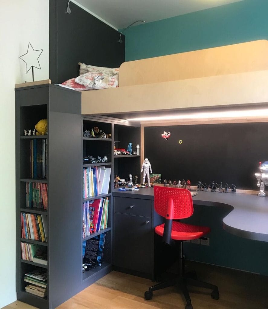 Lit mezzanine sur mesure avec bureau intégré et bibliothèque de rangement