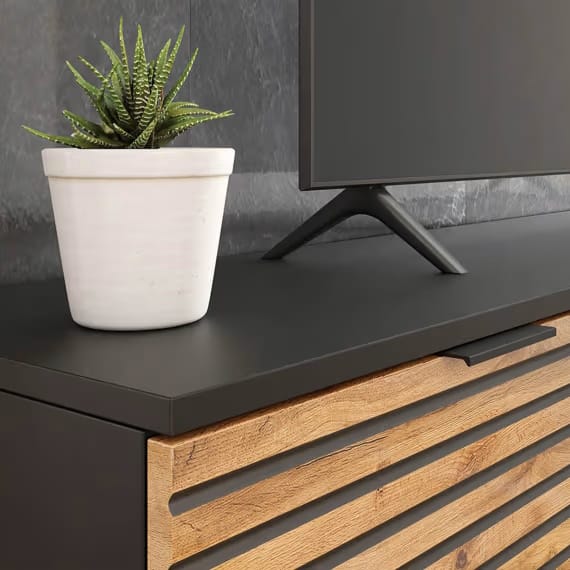 Meuble TV moderne en bois et métal noir avec façade ajourée