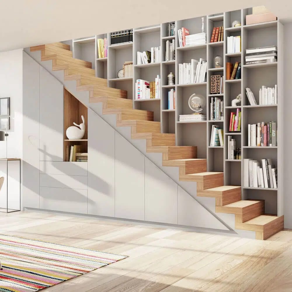 Bibliothèque sur mesure intégrée sous escalier avec rangements fermés et étagères ouvertes