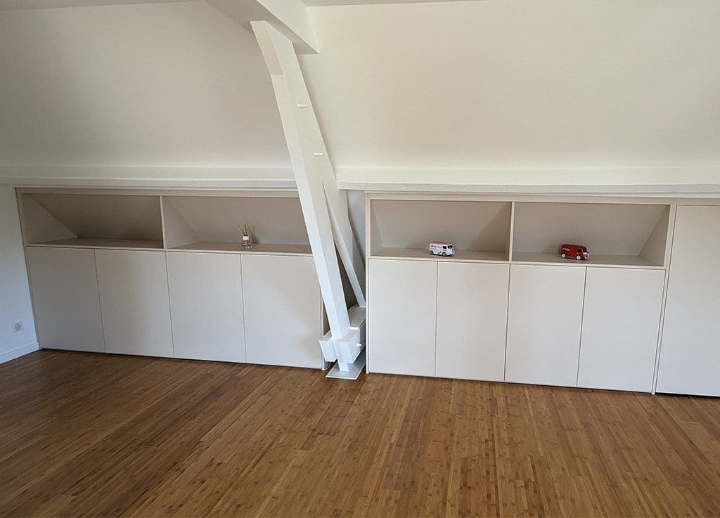 Meuble de rangement sur mesure en sous-pente avec niches ouvertes et portes pleines