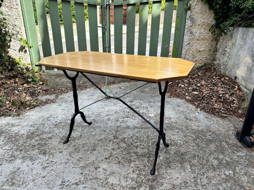 Table de bistrot en bois et métal avec plateau vernis